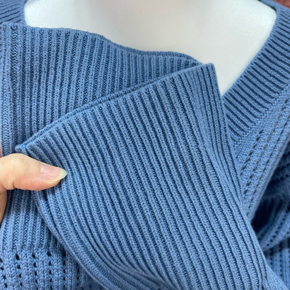 Gap blue cotton V-neck opened stitch relaxed sweater women’s size M - Picture 14 of 14